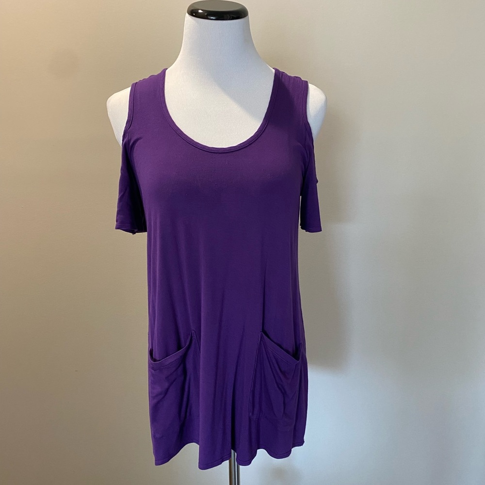 James & Joy cold shoulder tee